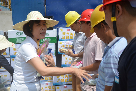 城投集團工(gōng)會慰問一線(xiàn)工(gōng)人向烈日高溫下的勞動者緻敬