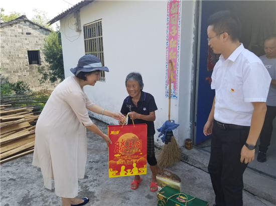 中(zhōng)秋佳節到 慰問進家門——市城投集團領導走訪慰問貧困戶