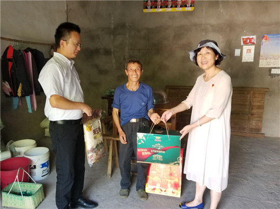 中(zhōng)秋佳節到 慰問進家門——市城投集團領導走訪慰問貧困戶