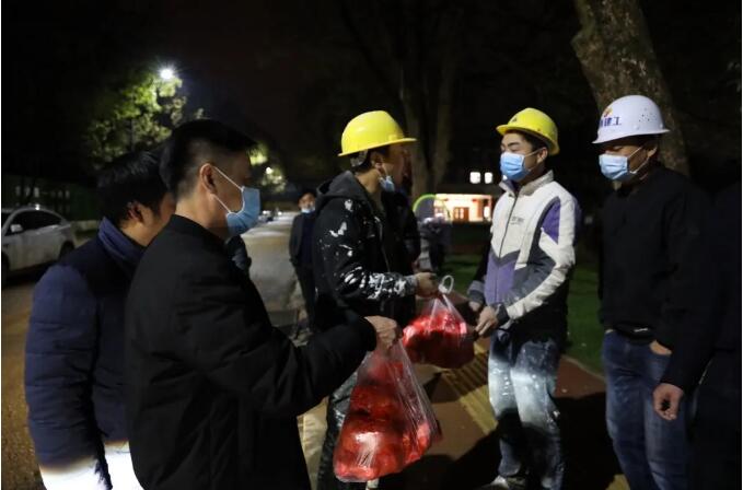 鼓舞士氣 激發幹勁 “愛心”夜宵送進工(gōng)地