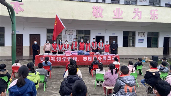 市城投集團開展“黨建引領學(xué)雷鋒，志(zhì)願服務(wù)展風采”送溫暖活動