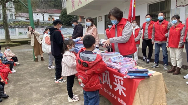 市城投集團開展“黨建引領學(xué)雷鋒，志(zhì)願服務(wù)展風采”送溫暖活動