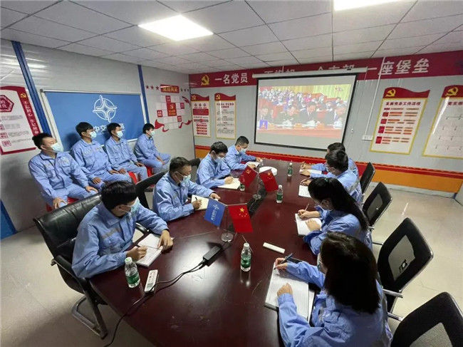 【喜迎黨的二十大】景德(dé)鎮市城投集團組織集中(zhōng)收聽收看中(zhōng)國(guó)共産(chǎn)黨第二十次全國(guó)代表大會開幕會盛況