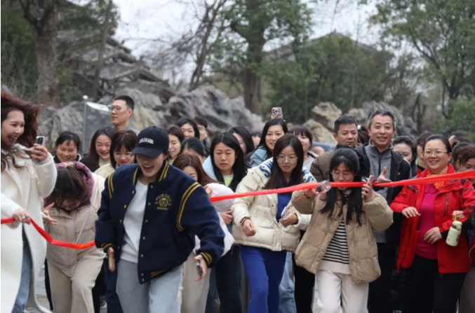 市城投集團開展“團結一心 拼搏進取 奮戰2025”迎新(xīn)年登山(shān)、健步走活動